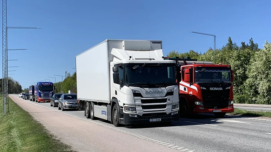 lastbilar på vägen