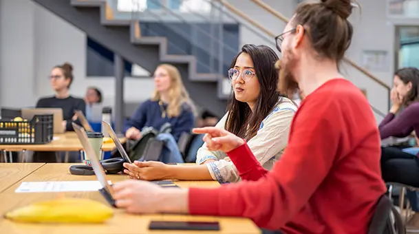 Studenter som pluggar tillsammans på KTH:s bibliotek.