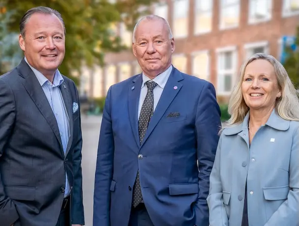 Fr.v Mikael Lindström, rektor Anders Söderholm och Annika Borgenstam.