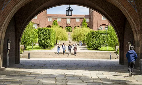 KTH Campus. Studenter på Borggården.