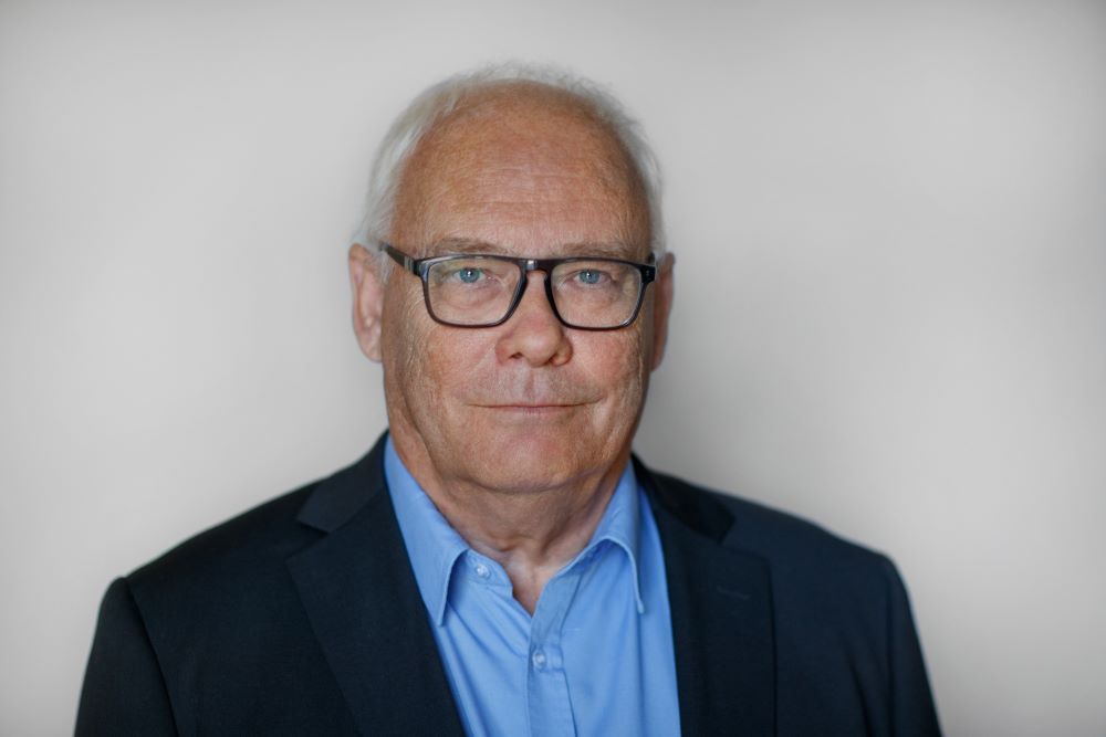 Äldre man i glasögon.