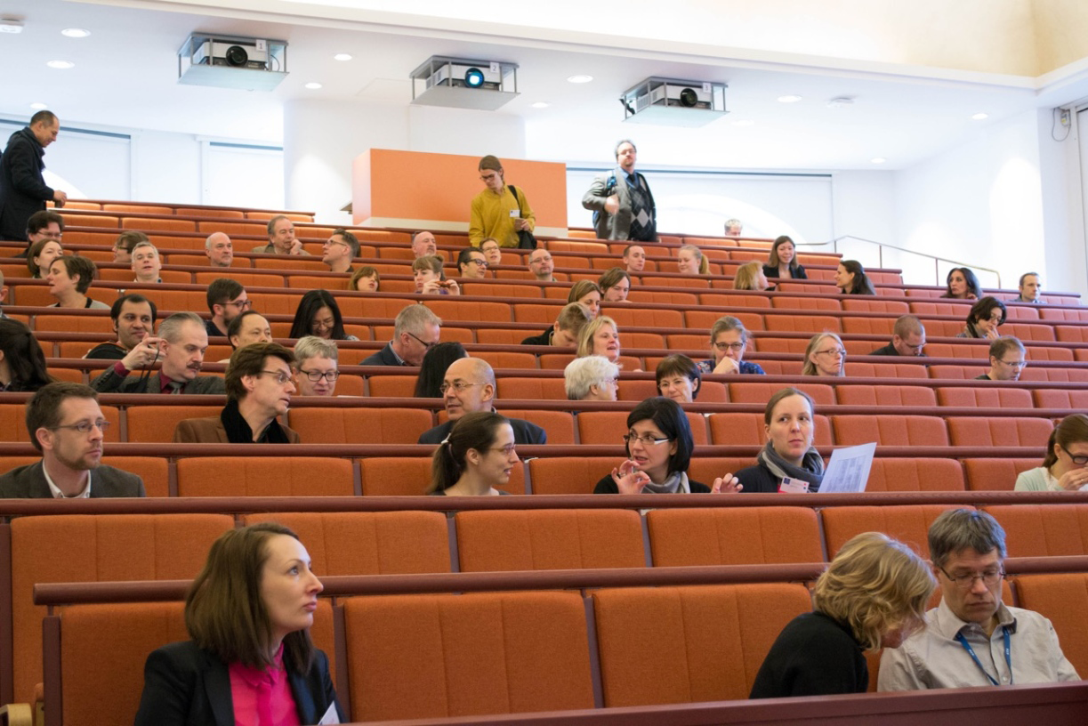 Personer som sitter i en storsal på KTH campus