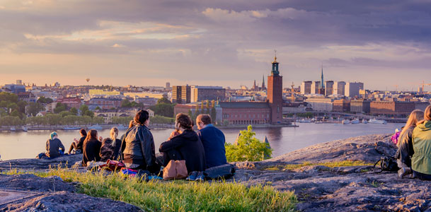 En grupp studenter som sitter på Skinnarviksberget i Stockholm