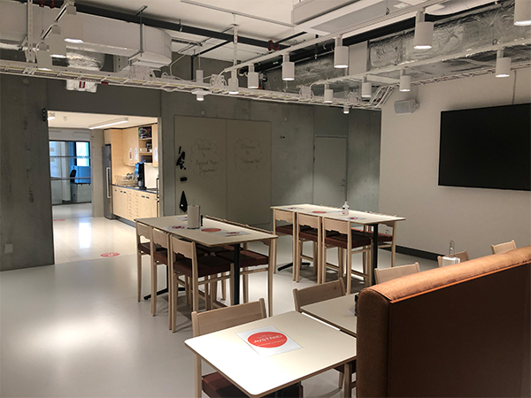 A space for lunch and coffe breaks. Note whiteboards and large screens that enable spontaneous.