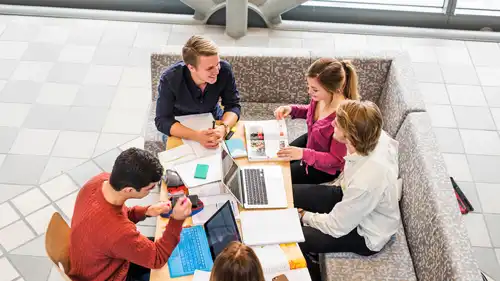 Studenter som pluggar tillsammans på campus.