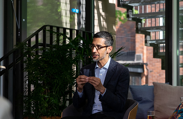 Sundar Pichai sitter i en stol och pratar och gestikulerar med händerna