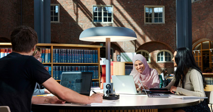 KTH-studenter som pluggar på biblioteket.