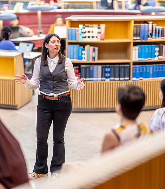 A librarian talking to students.