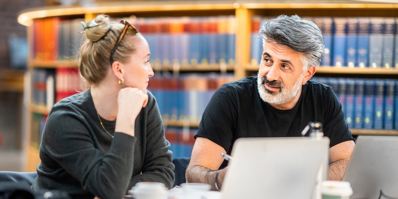 Två personer sitter ihop i KTH Biblioteket