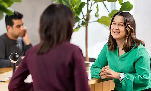 Yrkesverksamma studenter på campus.