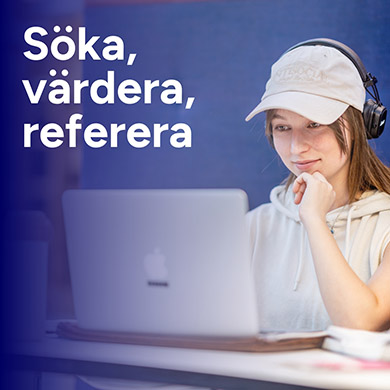 Student framför dator. Text Söka, värdera, referera.