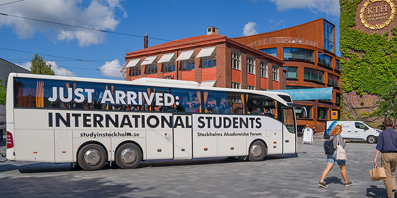 A bus arriving to KTH with international students on arrival day