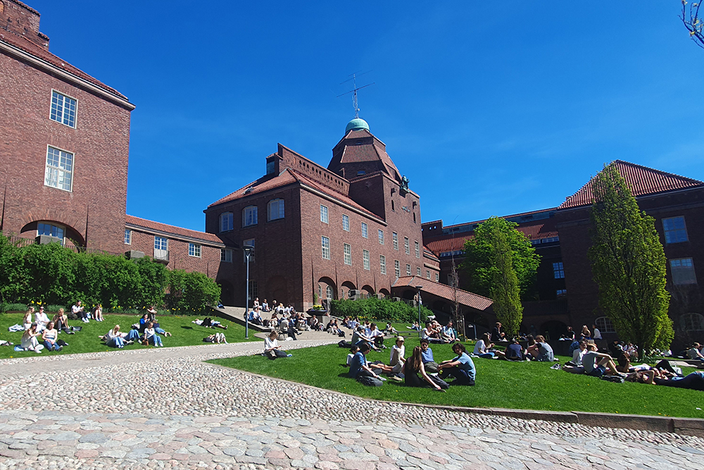 Crowds of students sitting in the sun in Borggården, KTHs main outdoor square.