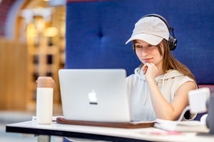 Student sitter framför laptop