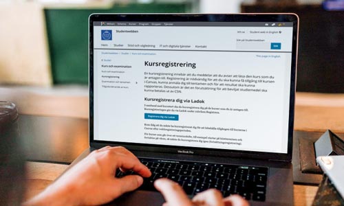 Student som kursregistrerar sig på laptop.