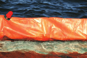 Orange plastrulle i vatten.