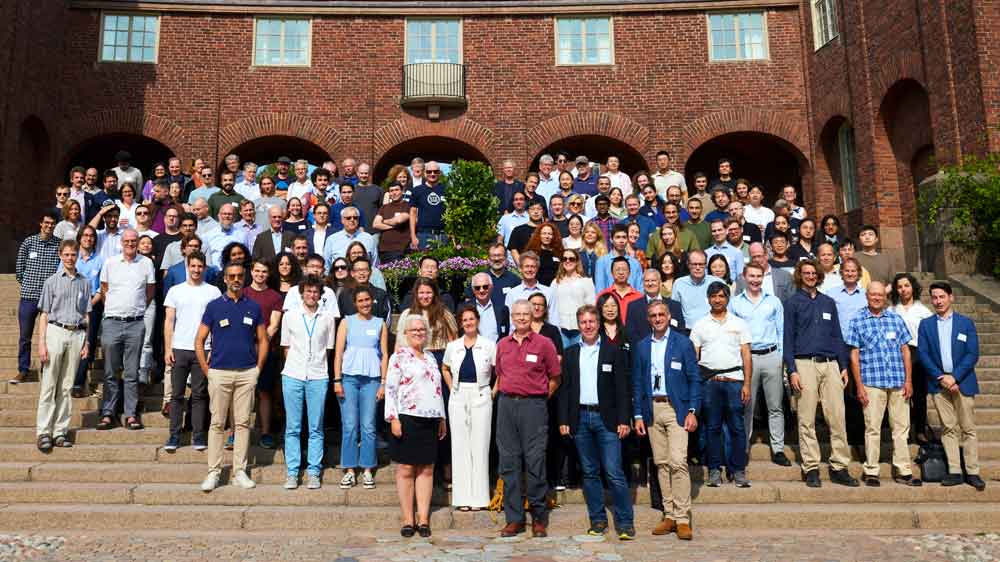 Gruppbild i trappa utomhus, Cirka 200 forskare, doktorander och studenter från EECS-skolan