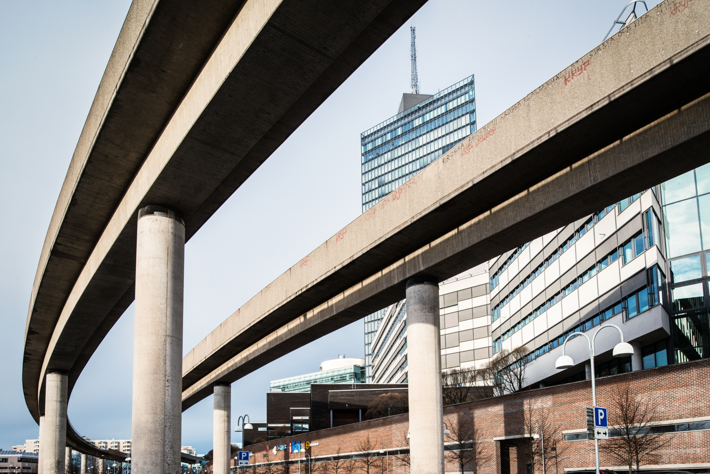 Vägbro i förgrunden framför Kista Science Tower