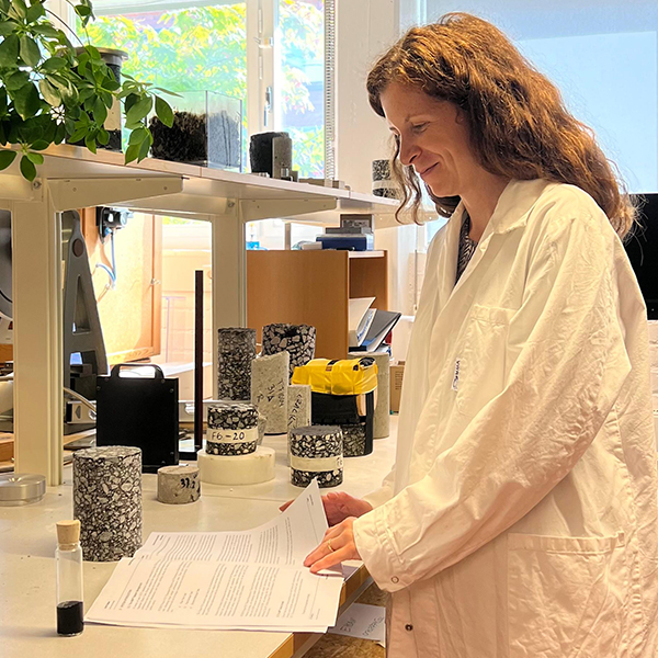 Maria Chiara Cavalli in research lab