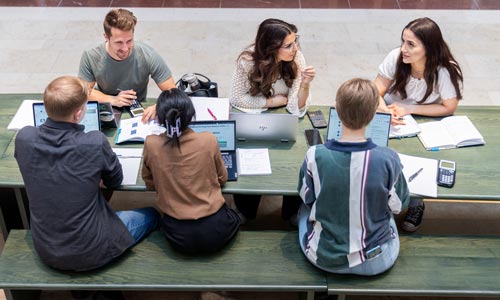 Studenter som pluggar tillsammans på campus.