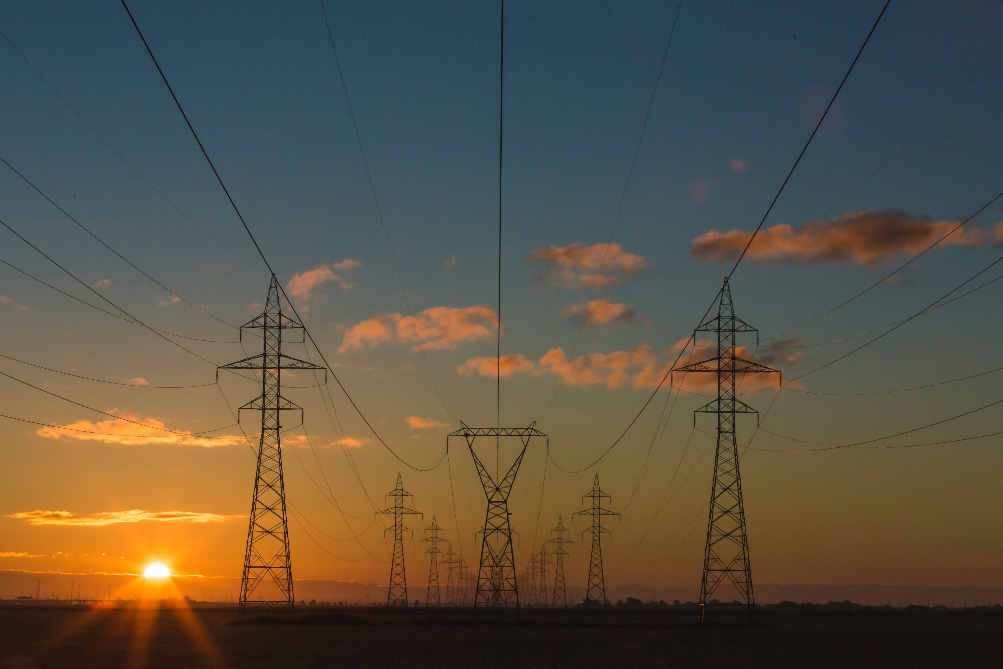 Power lines at sunset / kraftledningar i solnedgång. Foto: Matthew Henry/Unsplash