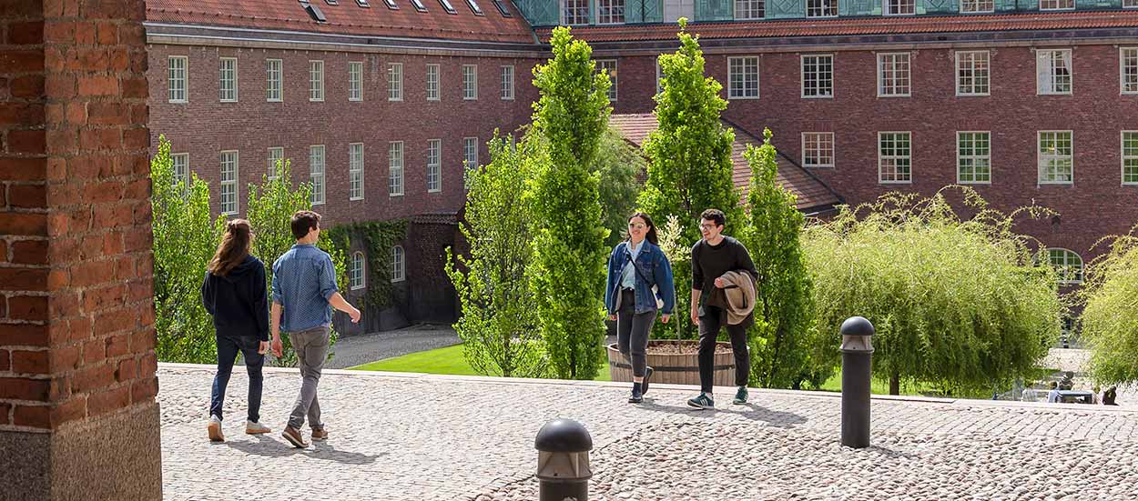 Students walking across courtyard at KTH Campus