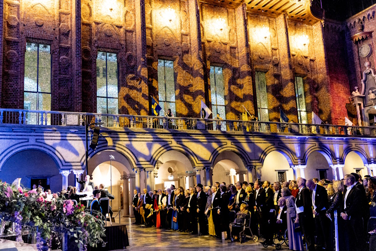 Fanborgen marscherar in på Blå hallens balkong medan gästerna står uppställda. 