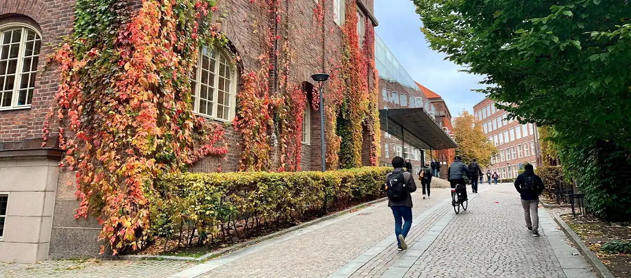 Students walking across courtyard at KTH Campus