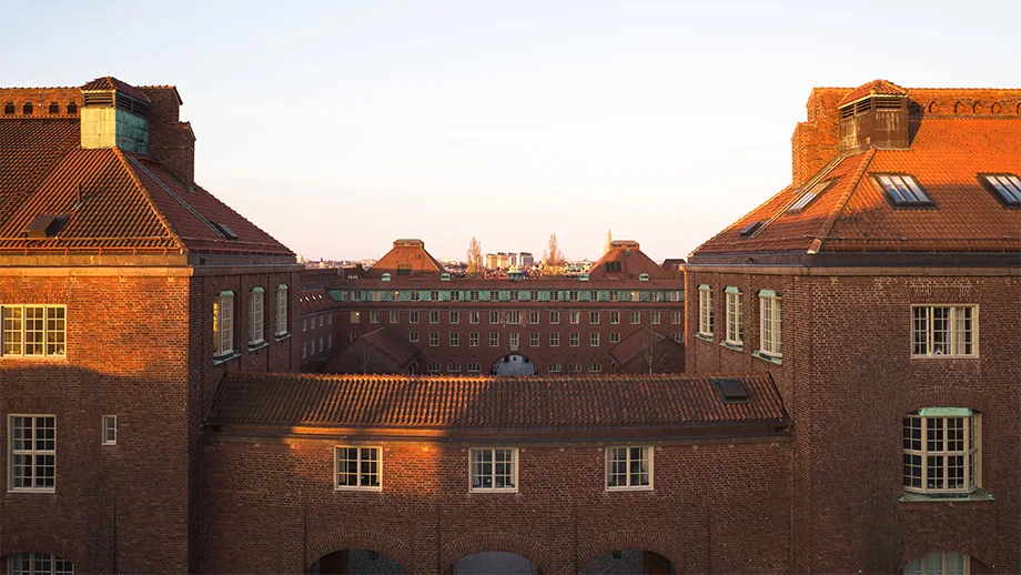 View of top roofline of Teknikringen, facing east from Vahallavägen, on the KTH Campus