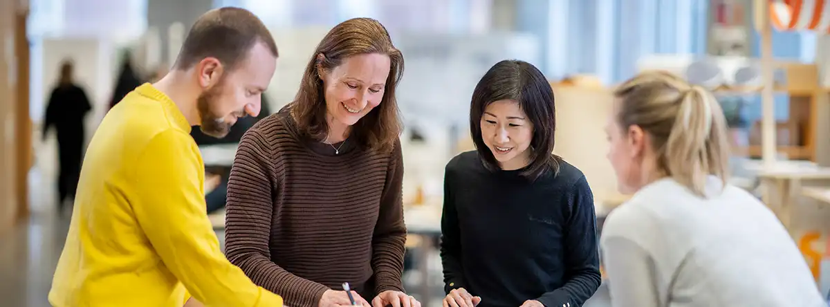 Fyra studenter som jobbar ihop i Arkitekthuset på KTH.