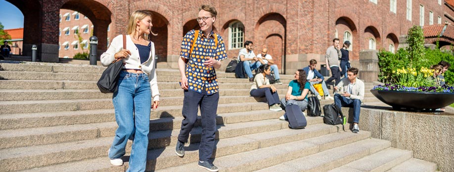 Studenter på campus.