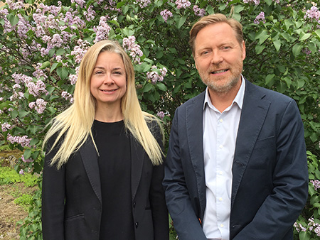 Magnus Johansson and Inger Wikström Öbrand framför en syrenbuske.