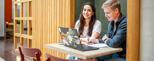 Studenter med datorer.