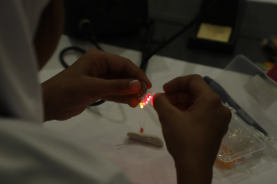 En av deltagarna experimenterar med lysdioder.